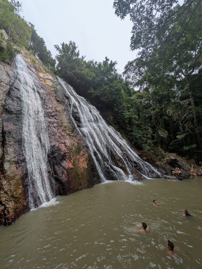 Cascadas Na Muang, esenciales en la isla para ver más que playas