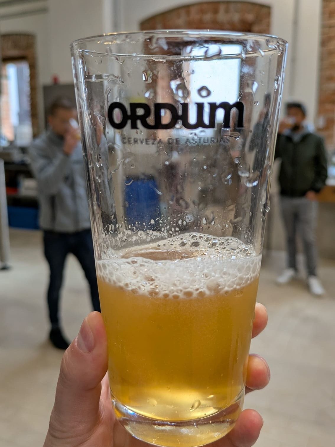 Probando la cerveza Ordum durante la fermentación