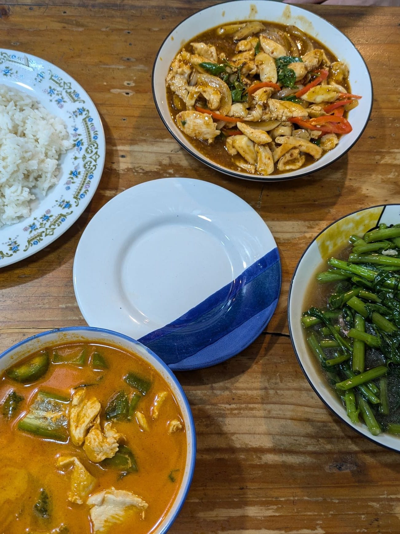 Otro de los restaurantes donde comer en Chiang Mai, este llenito de turistas