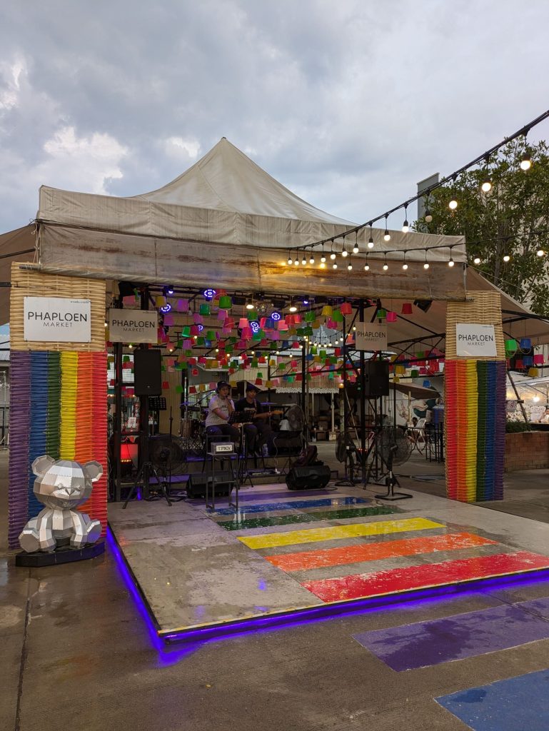 Concierto en uno de los mercadillos donde comer en Chiang Mai, el Phaploen Market