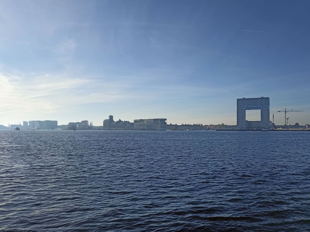 Vistas durante el trayecto en ferry desde la Estación central de Ámsterdam a NDSM