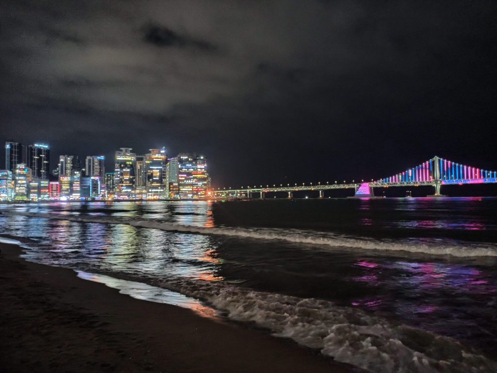 Playa de Gwangalli con el puente Gwangan