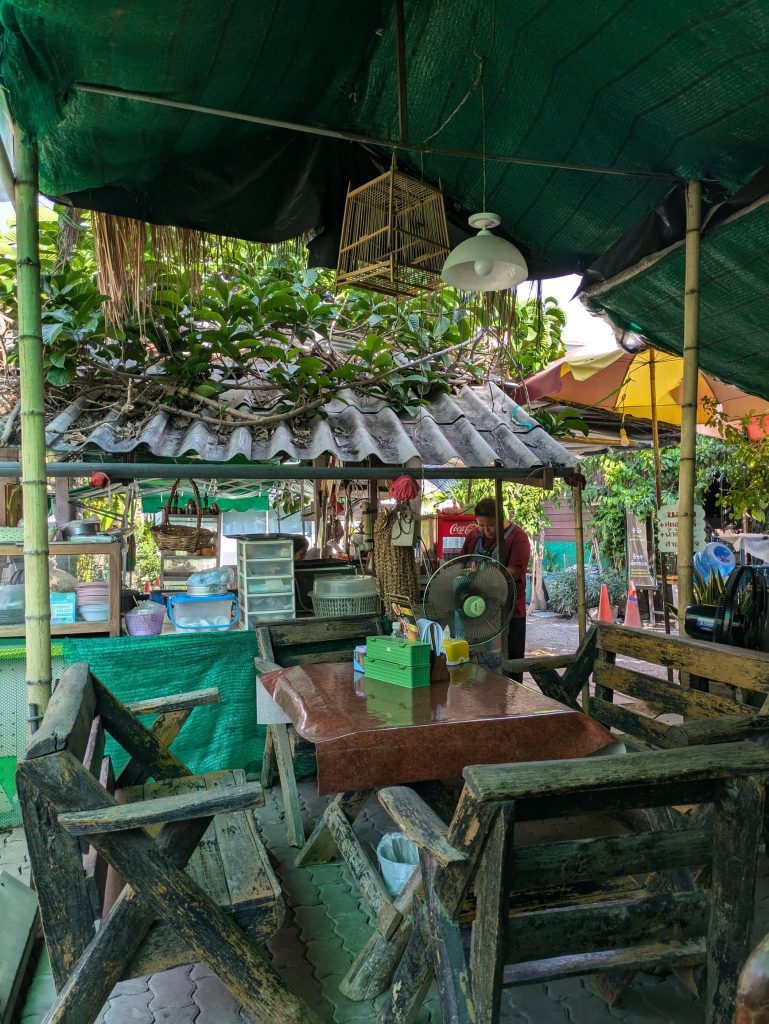 Restaurante muy rústico y local entre Nimman y el centro de Chiang Mai