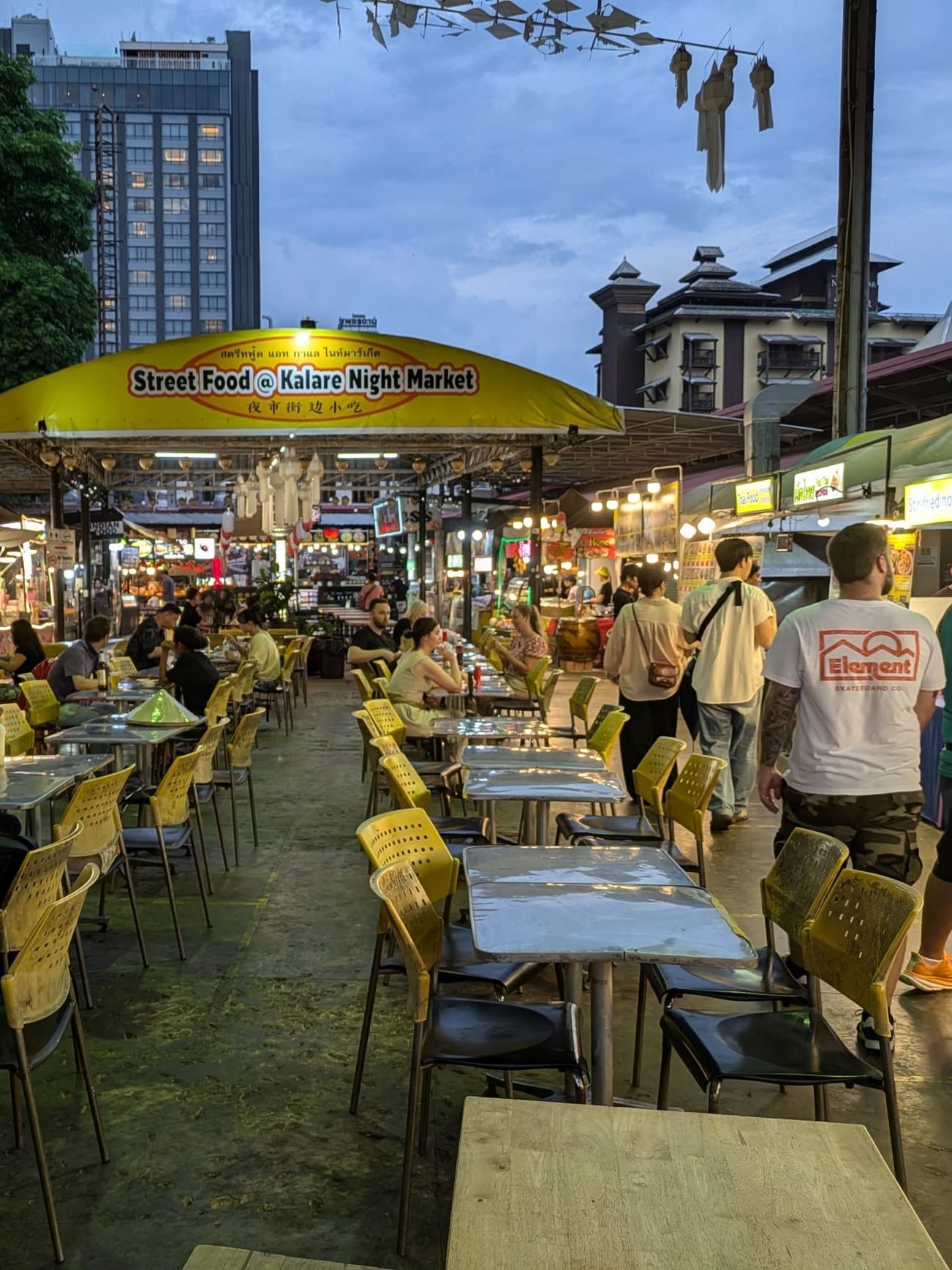 Kalare Night Market donde comer en Chiang Mai comida callejera