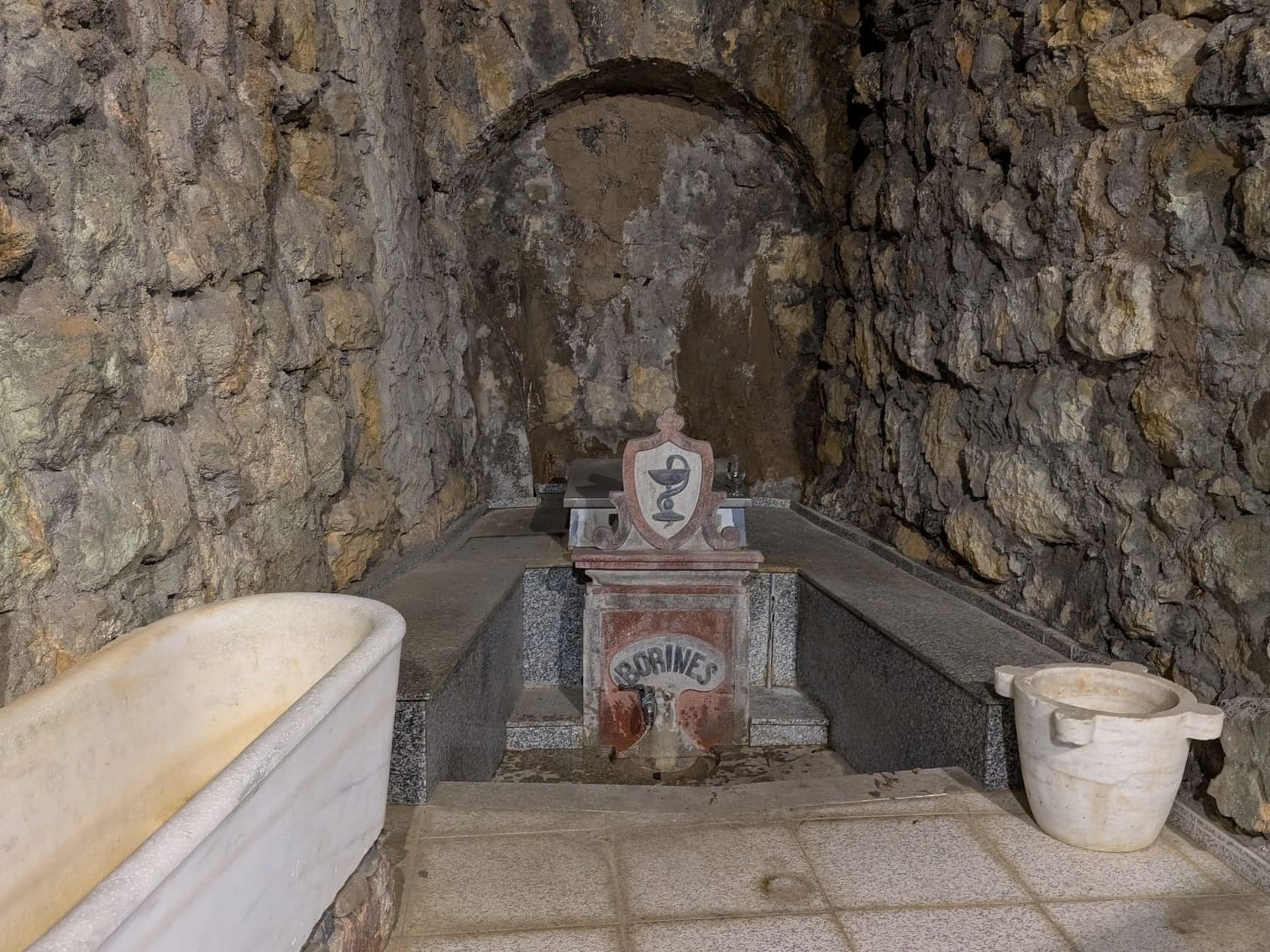 Fuente desde la que recoger agua del manantial