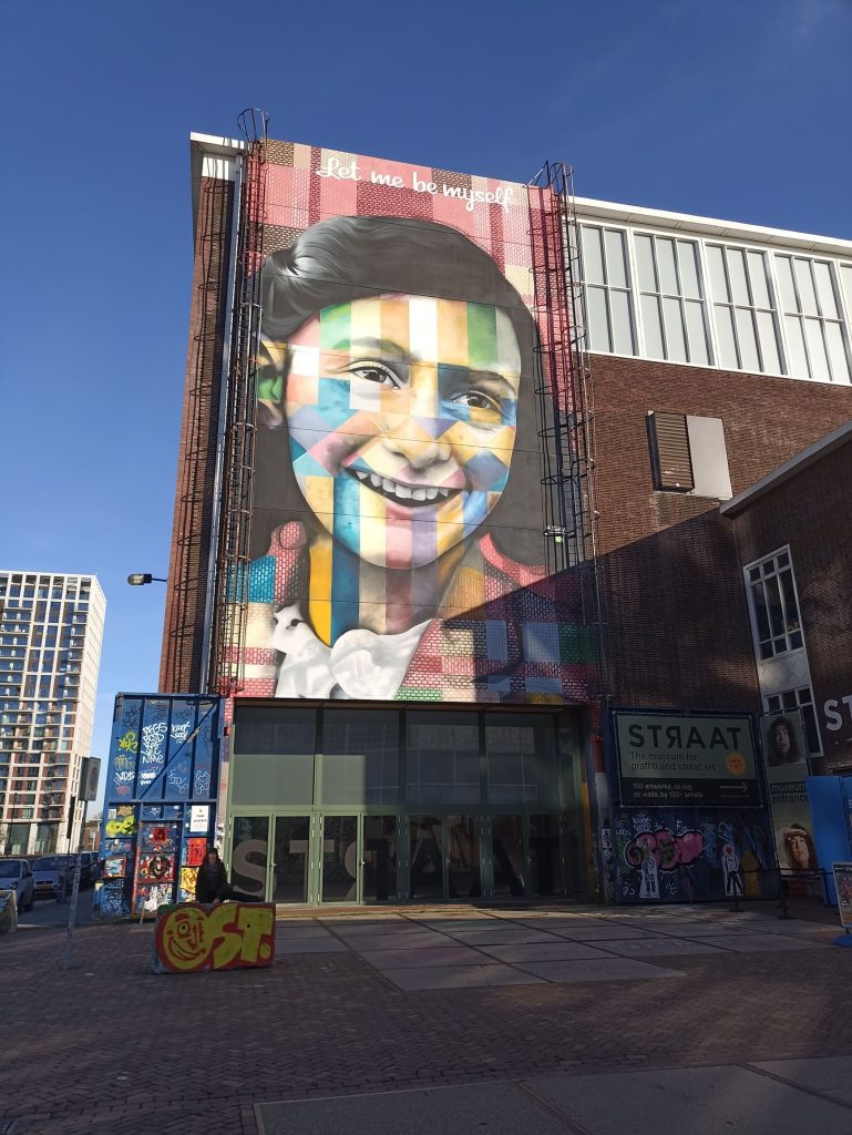 Mural de Ana Frank en el Museo STRAAT de arte callejero del NDSM en Ámsterdam