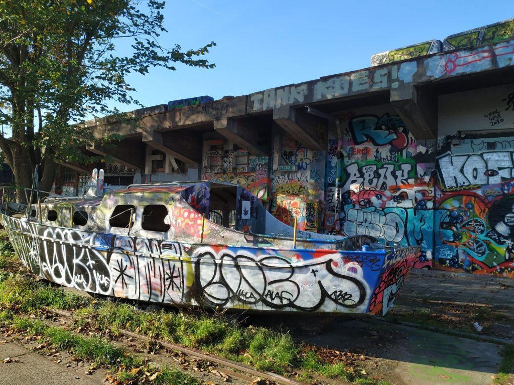Grafitis y pintadas en un barco en el antiguo astillero NDSM, hoy barrio cultural de Ámsterdam