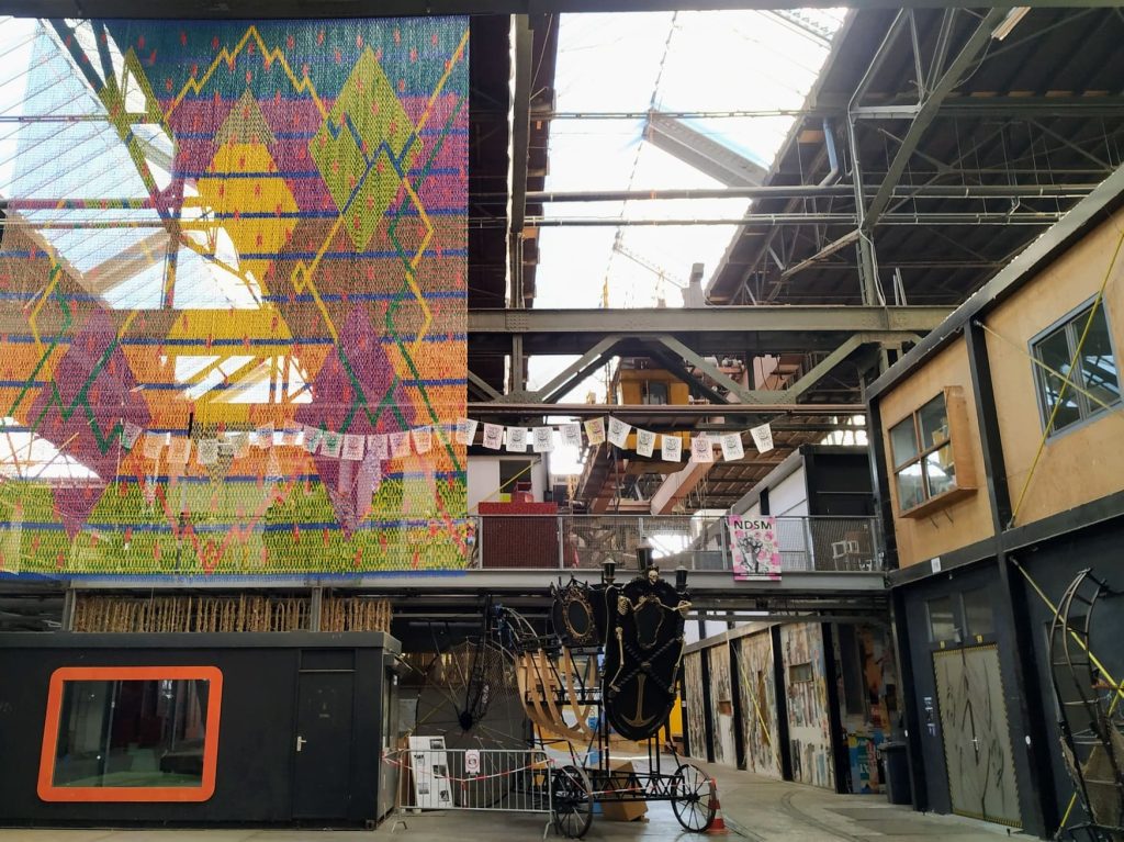 Interior de la zona de exposiciones y oficinas de NDSM, conocida como NDSM Fuse