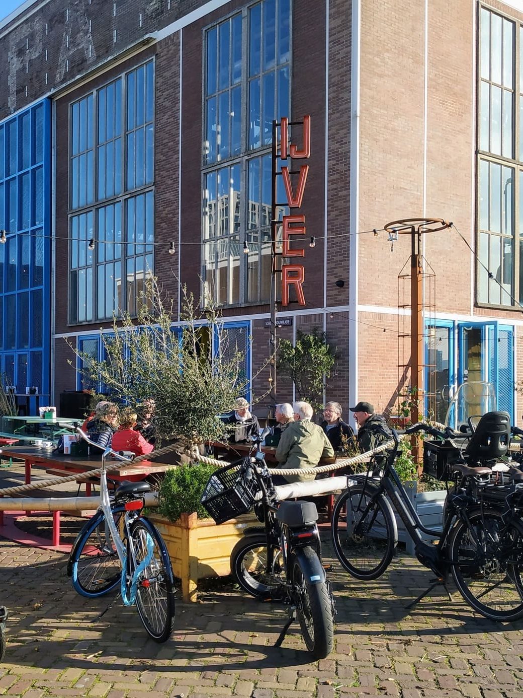 IJver, uno de los bares en el muelle NDSM