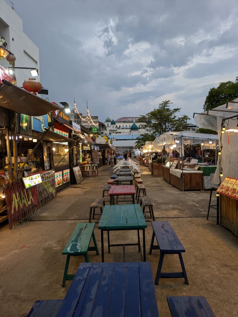 Mercado de Phaploen vacío tras la lluvia