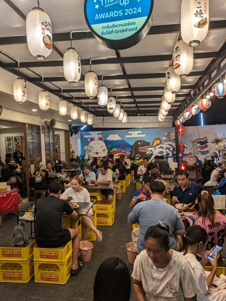 Restaurante de Chiang Mai bueno, bonito y barato, lleno de jóvenes