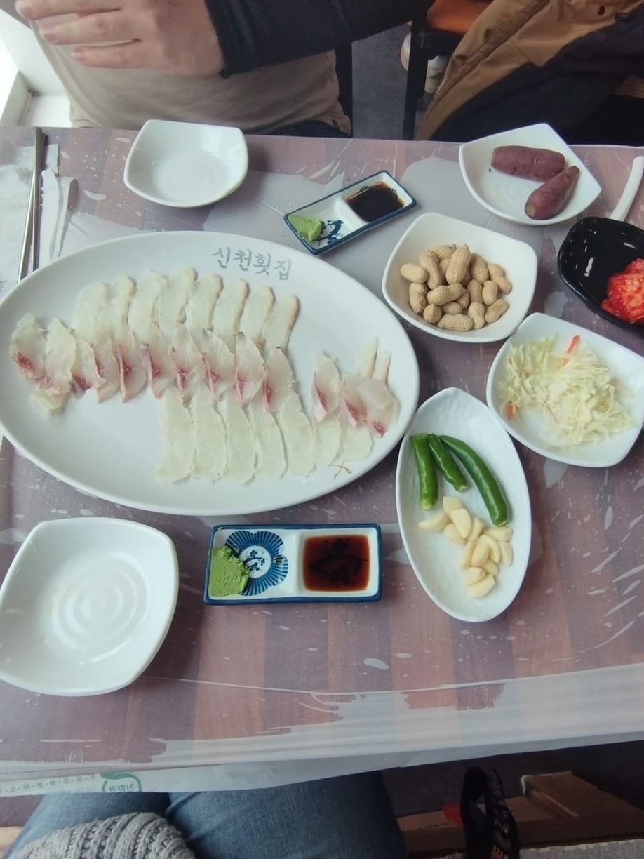Sashimi en Jagalchi Market, el mercado de pescado fresco de Busan