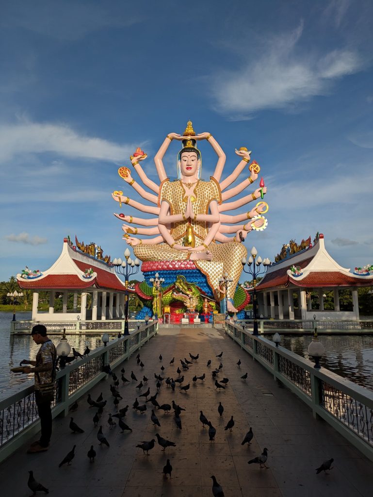 Wat Plai Laem es el templo más famoso que ver en Koh Samui