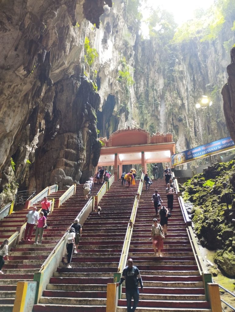 Más escaleras para llegar al templo de la cueva