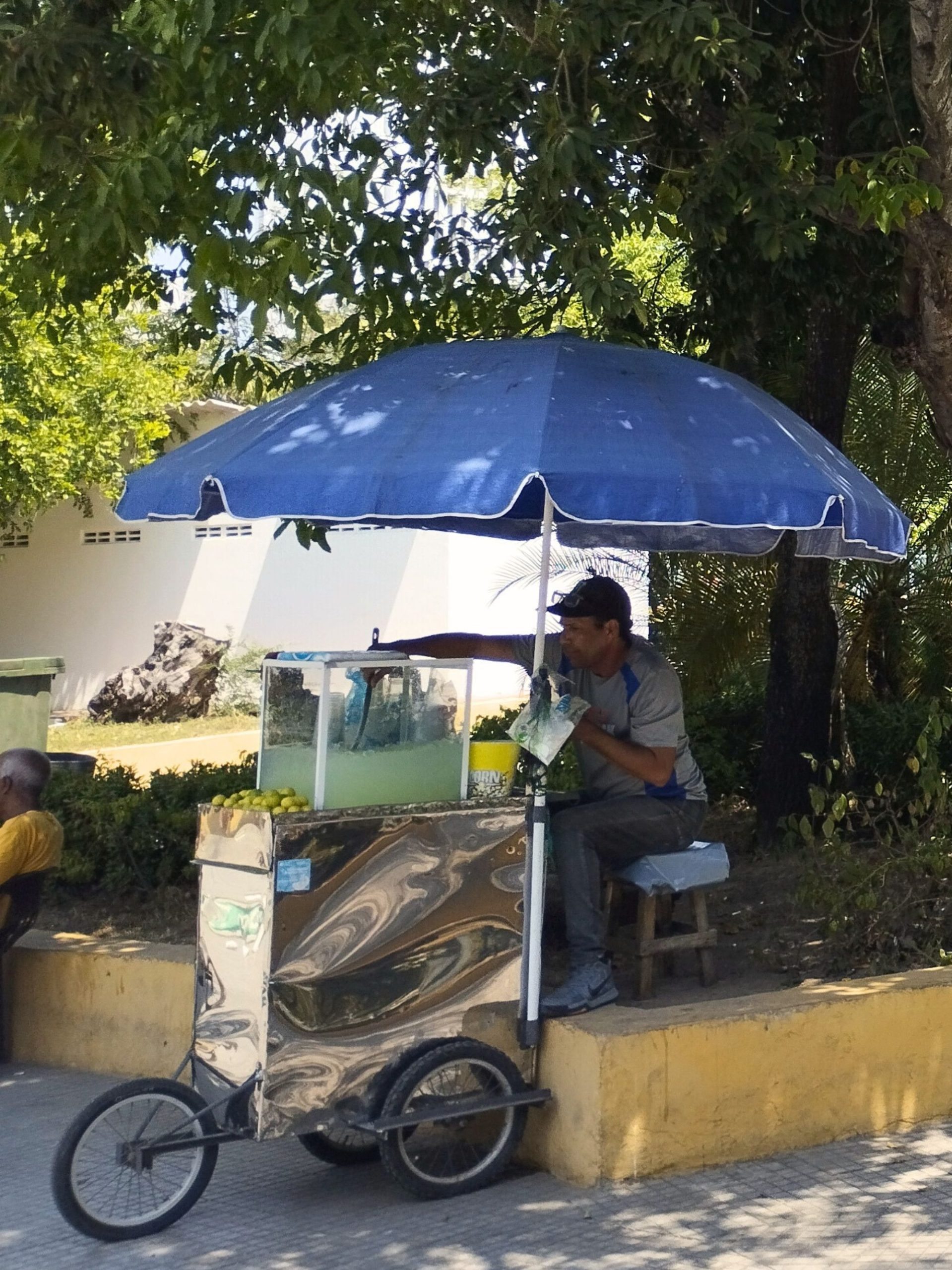 Carrito de venta de limonada, una de las bebidas que más se ven y se consumen en las calles de Cartagena.