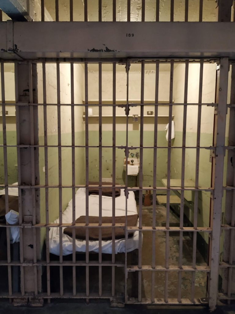 Una de las celdas que verás al visitar Alcatraz desde San Francisco