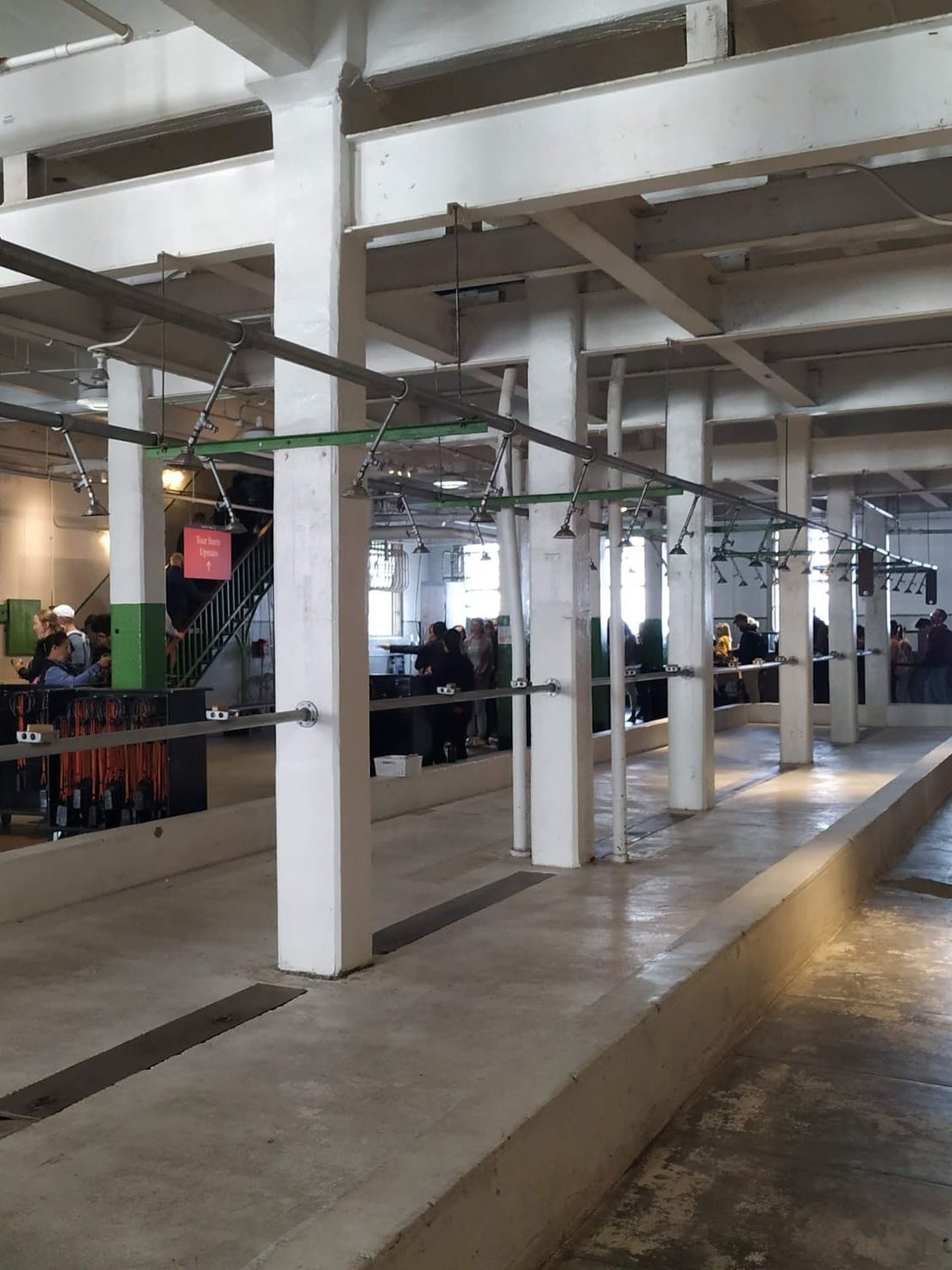 Visitar Alcatraz y entenderlo todo es fácil gracias a la audioguía en español que puedes recoger al llegar