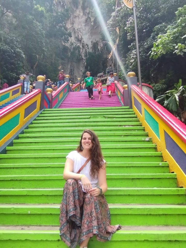 Puedes visitar Batu Caves en Grab, tren, bus o con una excursión organizada