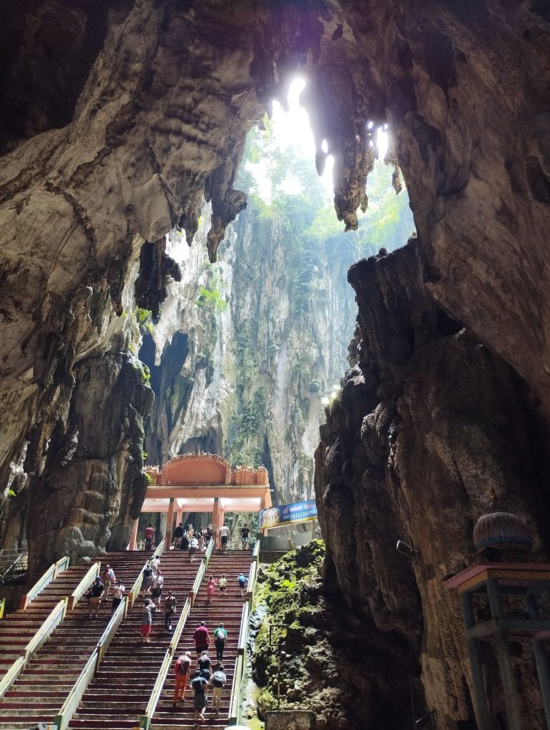 Interior del templo principal de las Batu Caves en la montaña