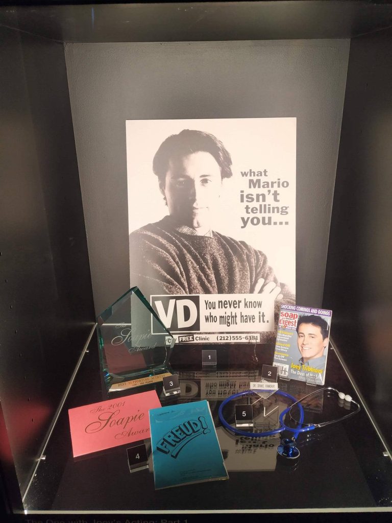 Objetos de Joey Tribiani en exposición.