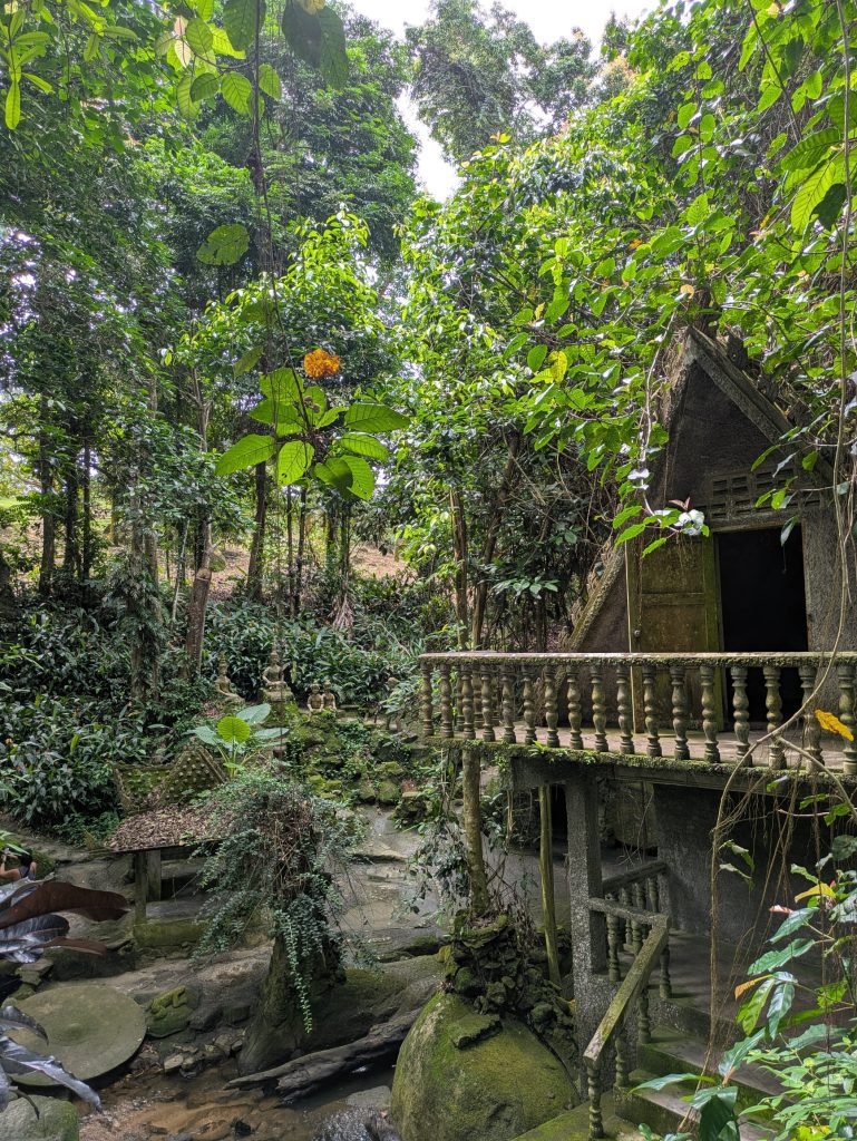 Vista general del jardín mágico de Buda en Koh Samui