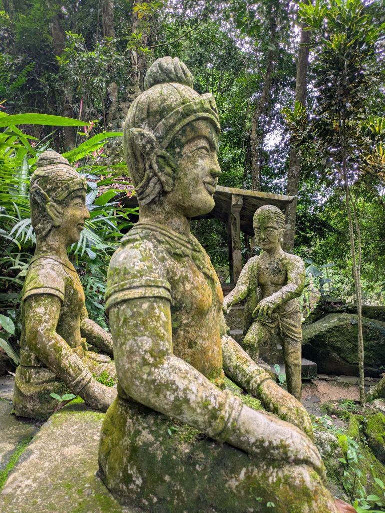 Esculturas de ángeles budistas en Tarnim Magic Garden