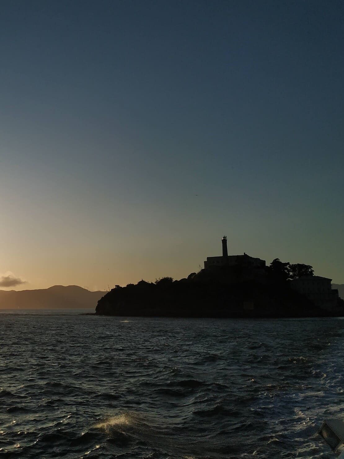 Vista de la isla de Alcatraz al atardecer