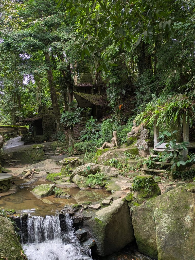 Diferentes elementos del jardín mágico de Buda