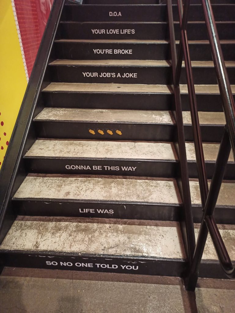 Escaleras con la letra de la canción de Friends.