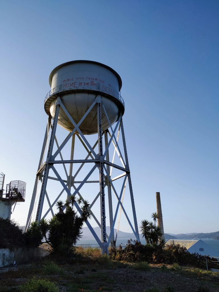Emblemas indígenas en la isla de Alcatraz