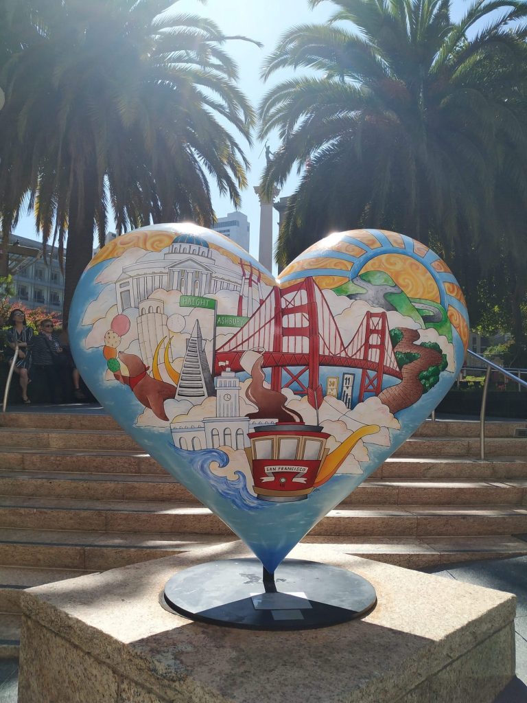 Escultura con los puntos de interés de San Francisco en Union Square