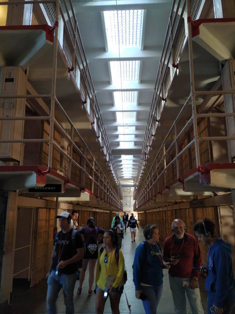 Zona de la cárcel con tres pisos con celdas