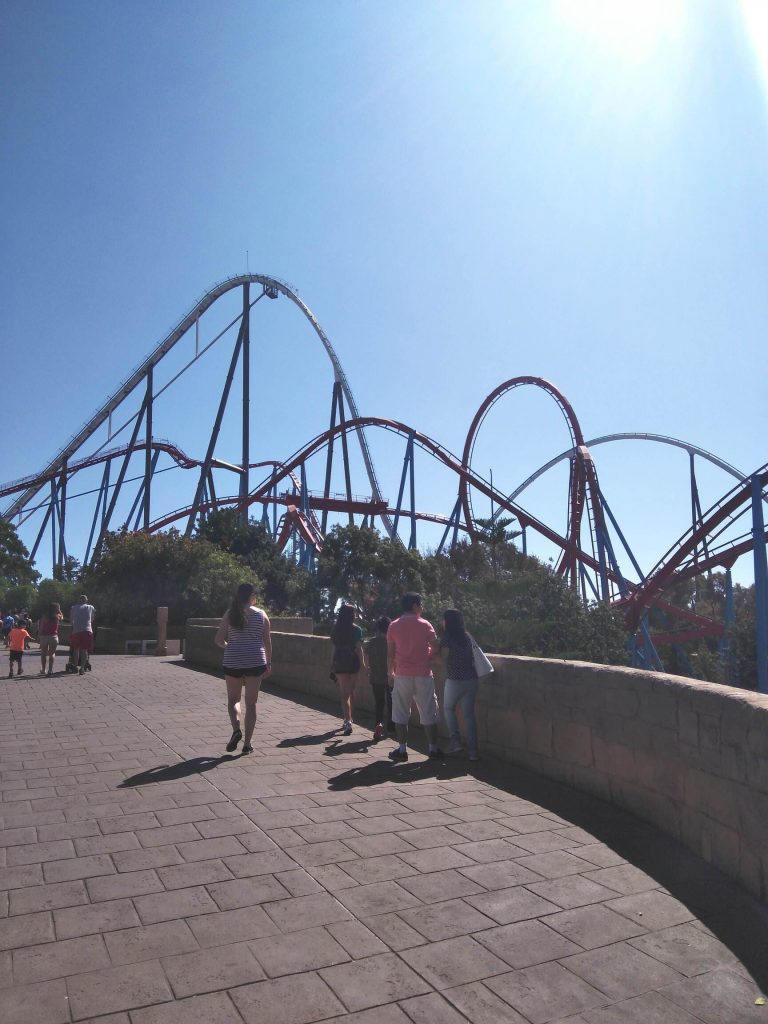 Montaña rusa en el parque de atracciones de Portaventura