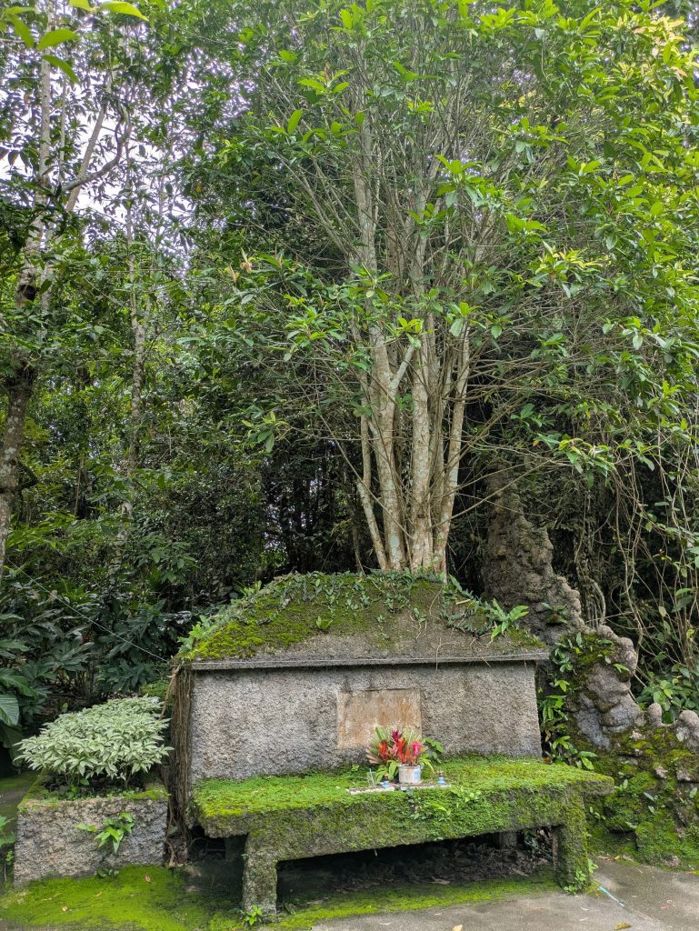 Tumba del creador de Tarnim Magic Garden