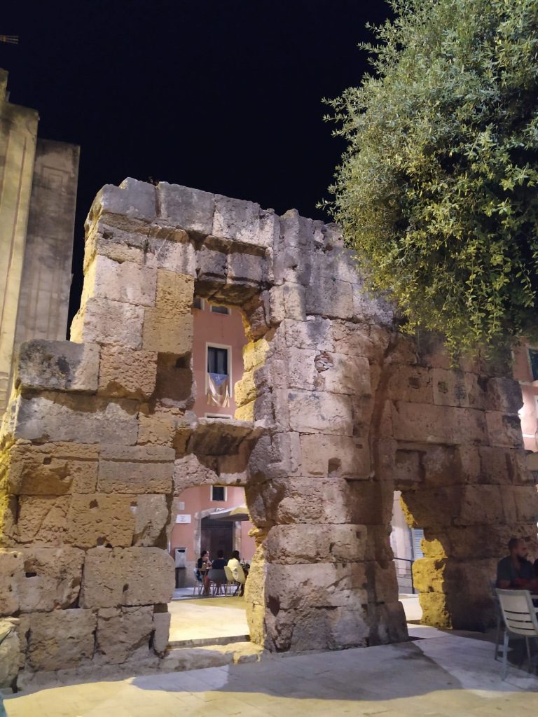Arco romano en la Plaza del Fórum provincial de Tarragona