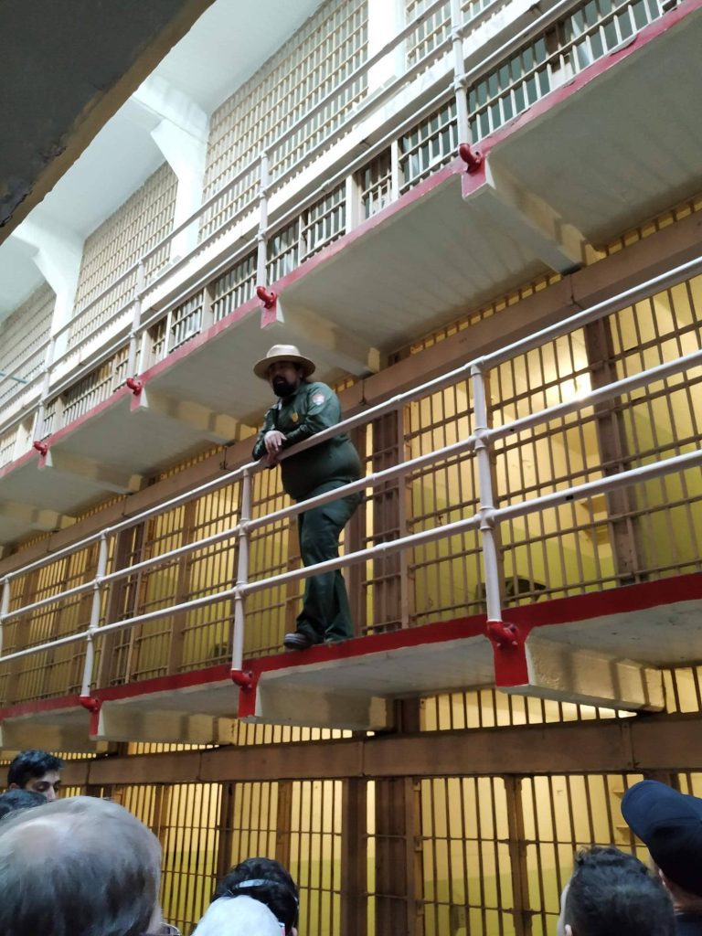 Explicaciones en vivo durante la visita a Alcatraz