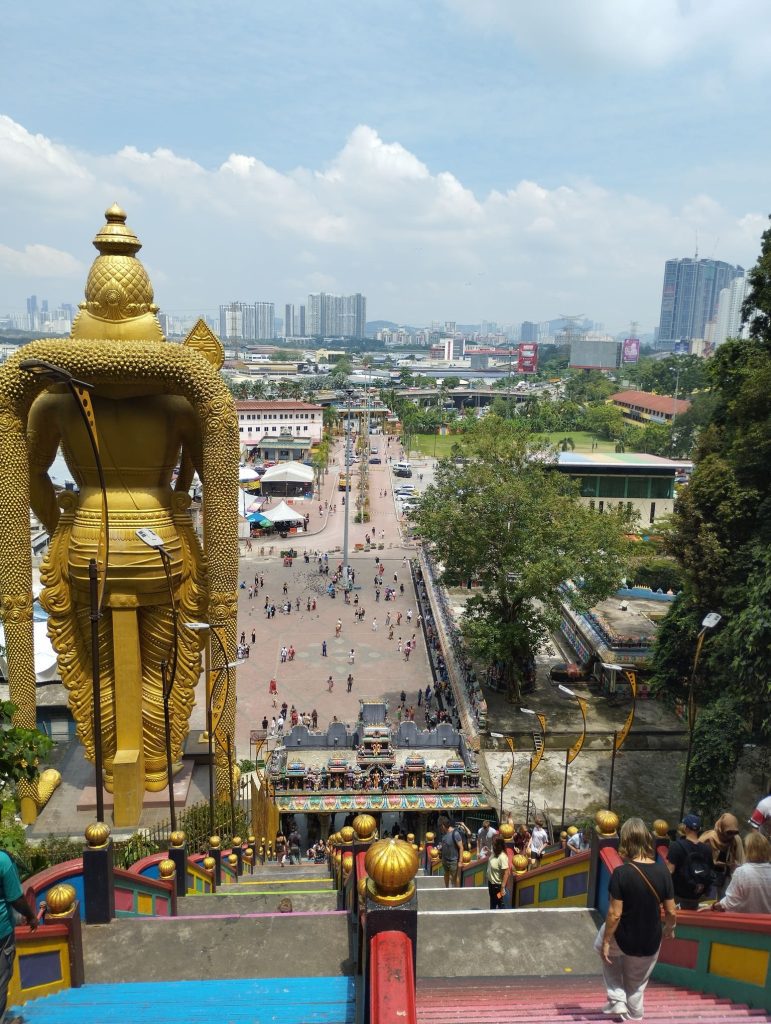 Vistas desde lo alto de las escaleras de las Cuevas Batu