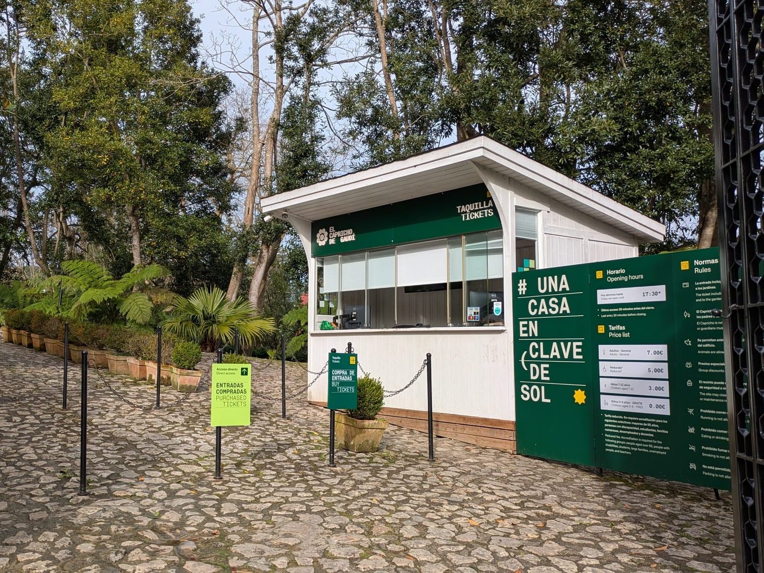Taquilla de acceso al Capricho de Comillas