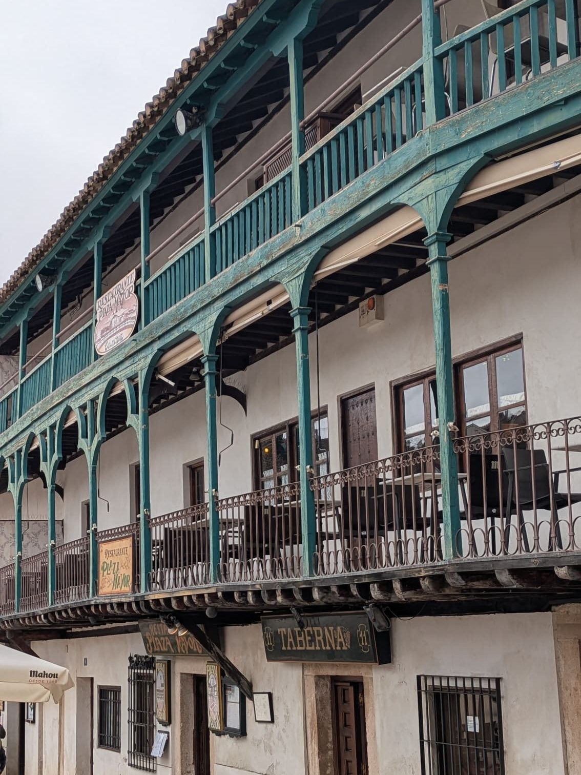 Balcones en la plaza Mayor de Chinchón, cerca de Madrid