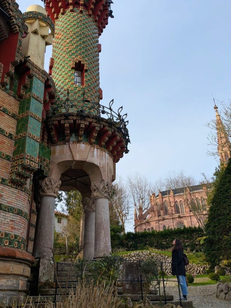 Observando la fachada y la torre de Villa Quijano