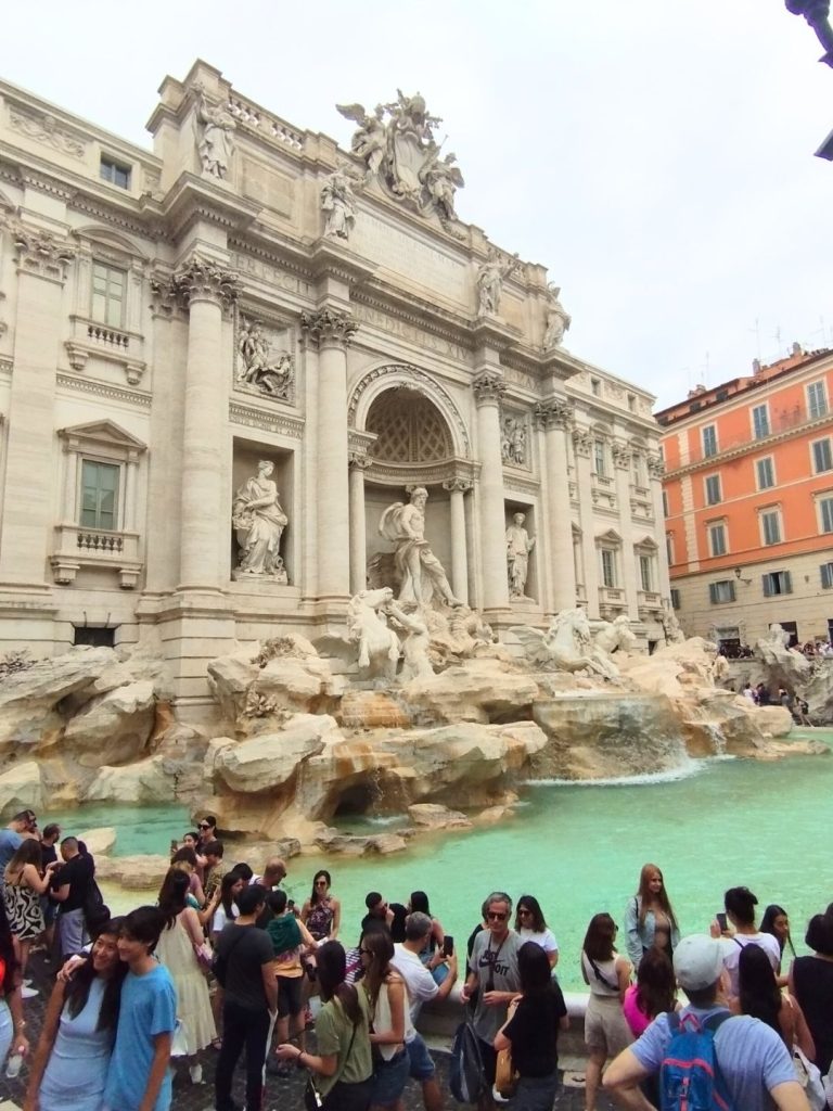 Turistas visitan el monumento tras pagar por ver la Fontana di Trevi