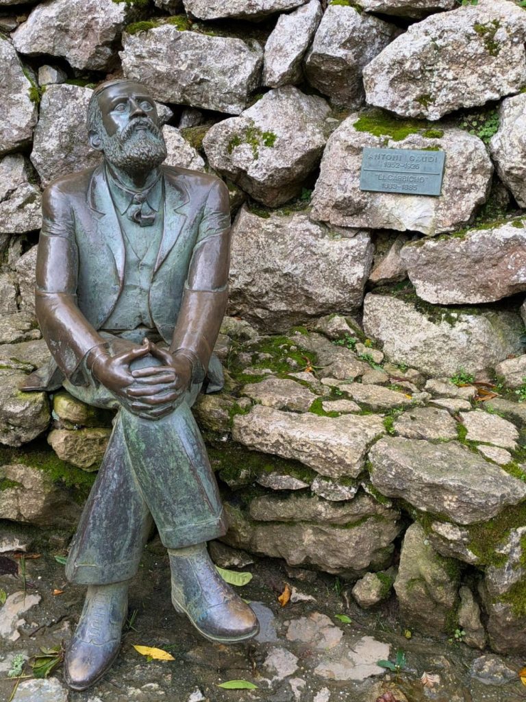 Escultura de Gaudí observando Villa Quijano