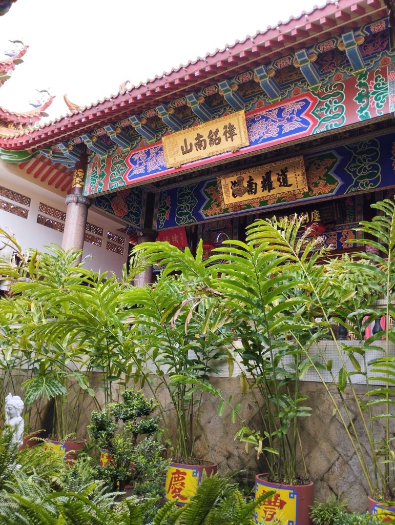 Plantas por todas partes en Kek Lok Si