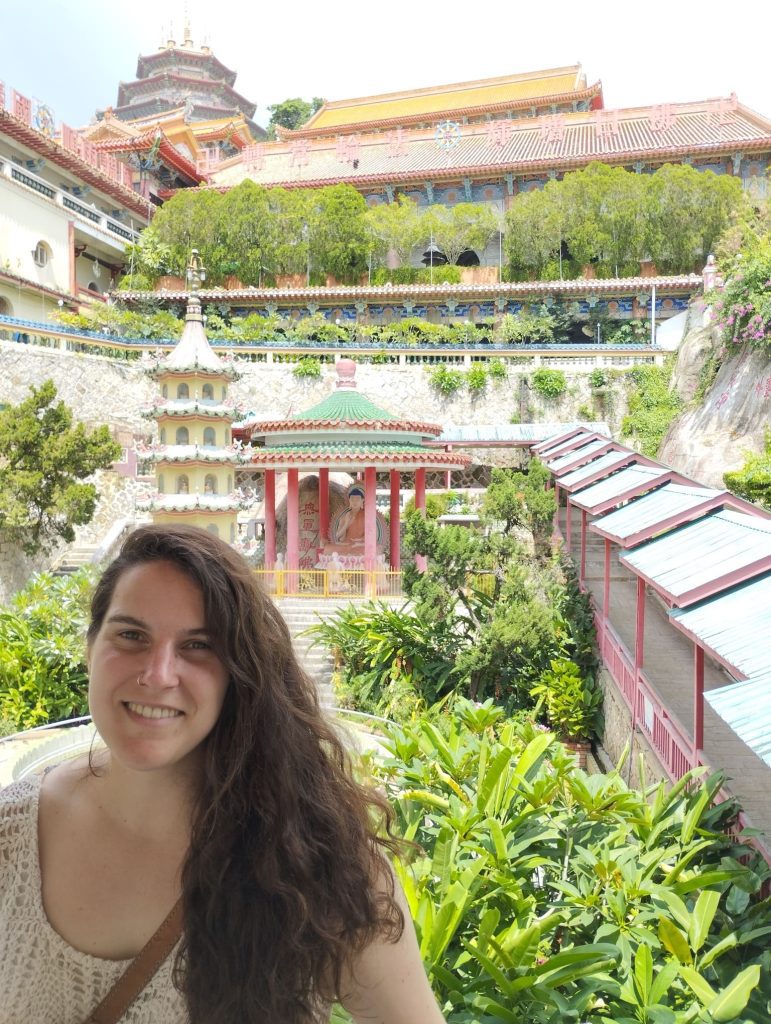 Nerea de Of All Places en el patio principal del templo Kek Lok Si de Penang