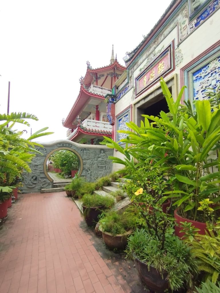 Caminos con detalles arquitectónicos y ornamentales de estilo chino