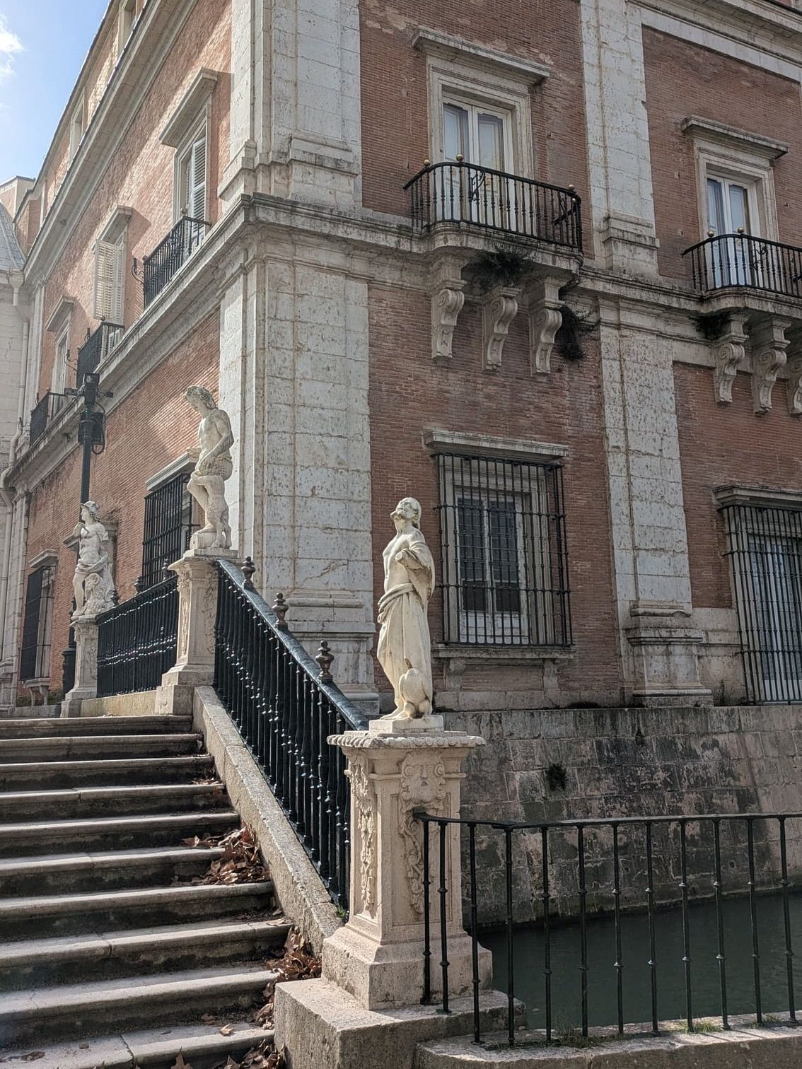 Detalles ornamentales del Palacio Real en Aranjuez, muy cerca de la capital
