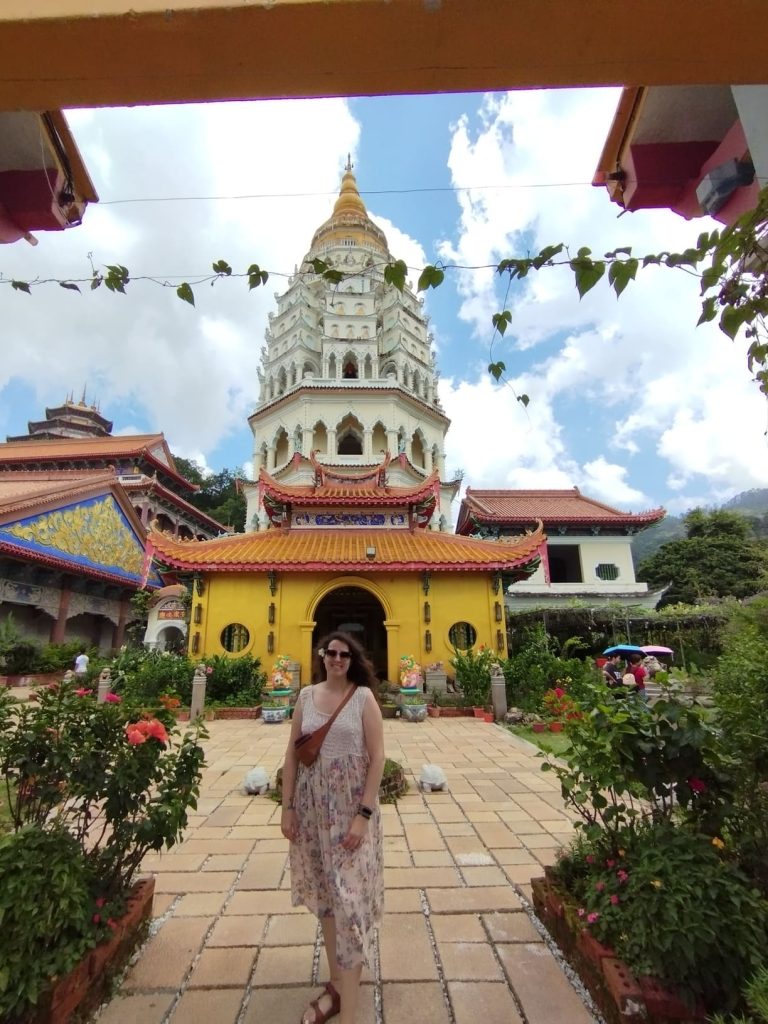 Nerea de Of All Places frente a la pagoda de los 10.000 Budas en Kek Lok Si