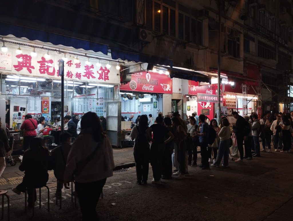Cola en Hing Kee para probar el Claypot Rice, comida típica de Hong Kong.