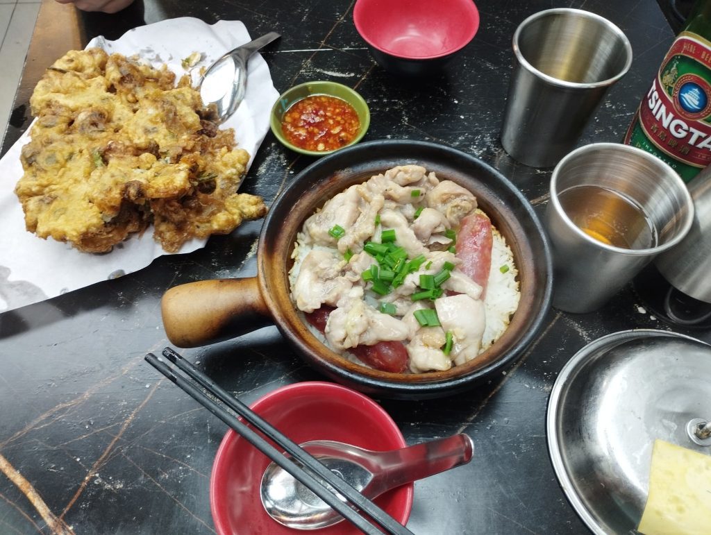 Claypot Rice con salchichas chinas y pollo en Hong Kong.