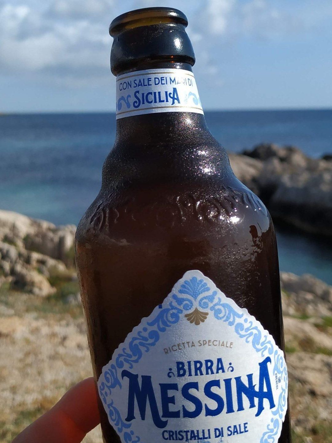 In Punta Sottile there is a bar where you can enjoy a drink and a bit of disconnect with the lighthouse on one side and the sea on the other.